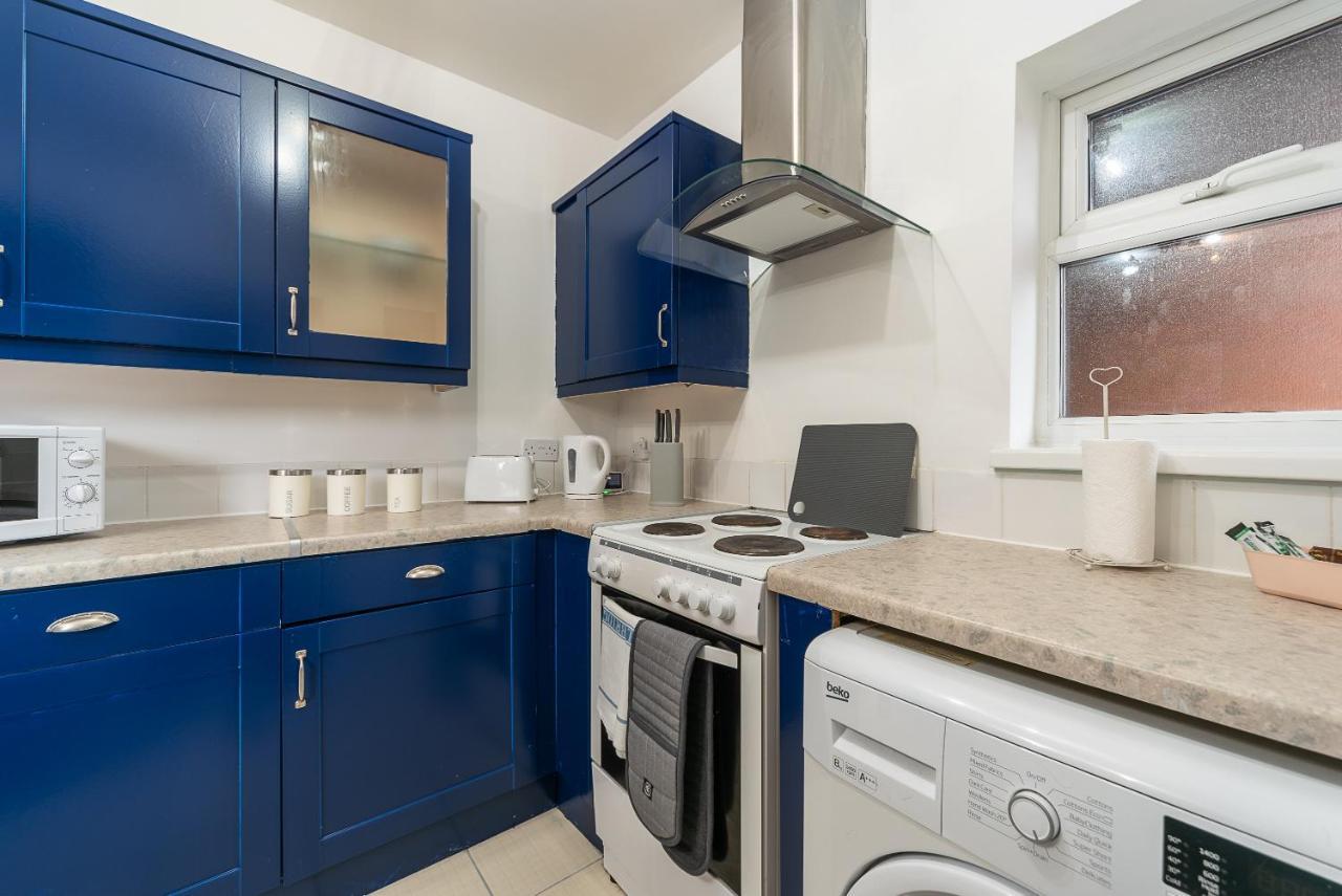 J'S Home Away From Home Fresh 2 Bedroom Garden Parking Кінгстон-апон-Галл Екстер'єр фото