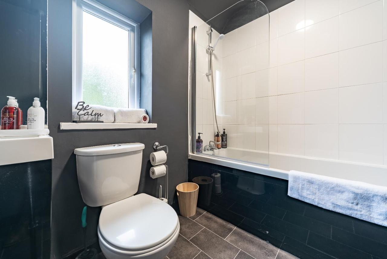 J'S Home Away From Home Fresh 2 Bedroom Garden Parking Кінгстон-апон-Галл Екстер'єр фото
