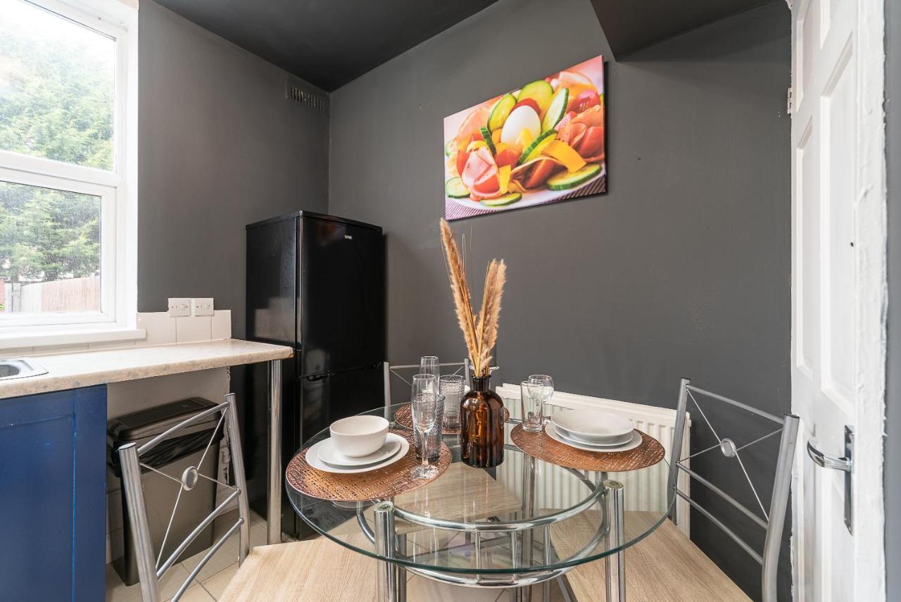 J'S Home Away From Home Fresh 2 Bedroom Garden Parking Кінгстон-апон-Галл Екстер'єр фото